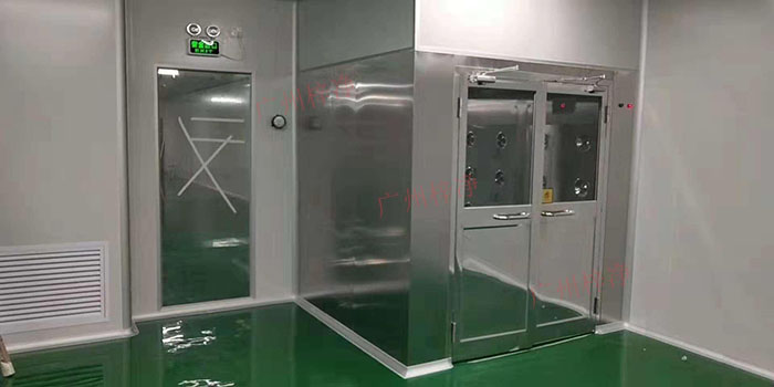 風淋室應安裝安全保護裝置