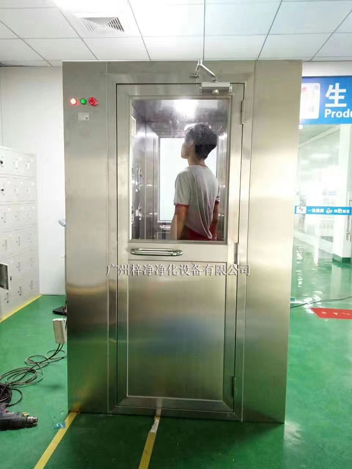 風(fēng)淋室工作原理是通過(guò)高速氣流的沖擊，有效清除進(jìn)入潔凈室的人員、物料表面攜帶的塵埃和污染物。